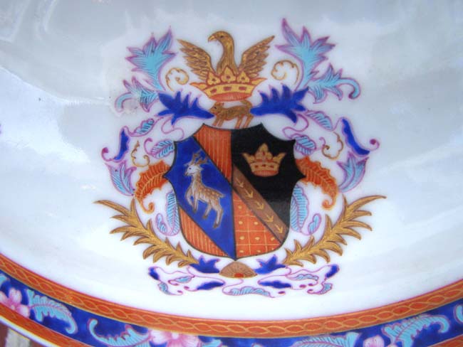 A beautiful late 19th or early 20th century Chinese Export covered soup tureen — image 5